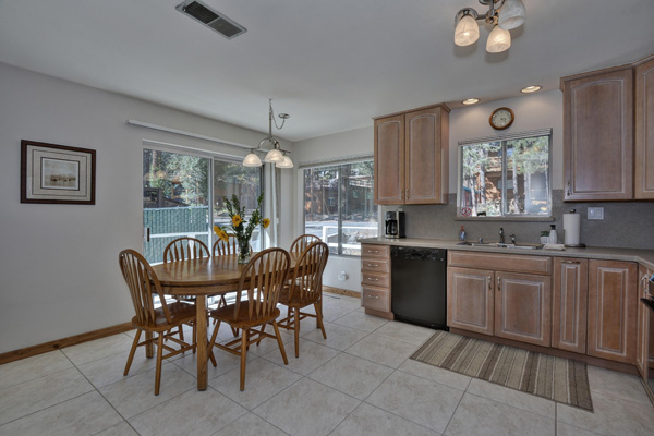 Donner Lake House - Kitchen/Dining area